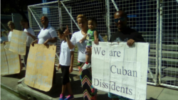 Presentan a vista judicial a once cubanos que protestaron frente a ACNUR