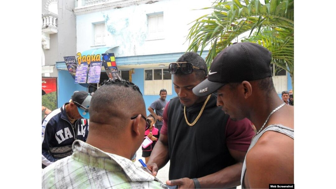 Yasiel Puig, firma autógrafos a los cubanos en el boulevard de Cienfuegos, Cuba.