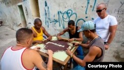 Mesa de dominó: A veces en plena calle se juega "al dinero" (A.Sierra).