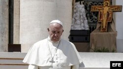 Fotografía de archivo del 12 de agosto de 2018, muestra al papa Francisco a su llegada a la plaza de San Pedro en la Ciudad del Vaticano.