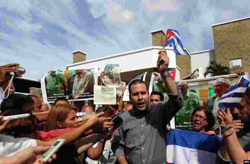 El presidente de la gubernamental Asociación &quot;Hermanos Saiz&quot;, Luis Morlote, protesta por la presencia de disidentes cubanos.
