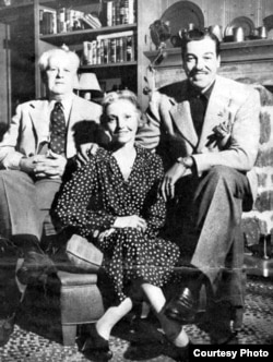 María Mantilla junto a su esposo y su hijo César en 1930.