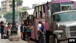 El metrobús, también conocido como camello, es el más popular medio de transporte público en La Habana. 