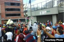 Unos 600 migrantes cubanos protestaron frente a la Embajada de Cuba en Quito.