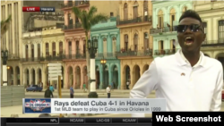 El activista Yasser Rivero lanza octavillas frente a las cámaras de ESPN.