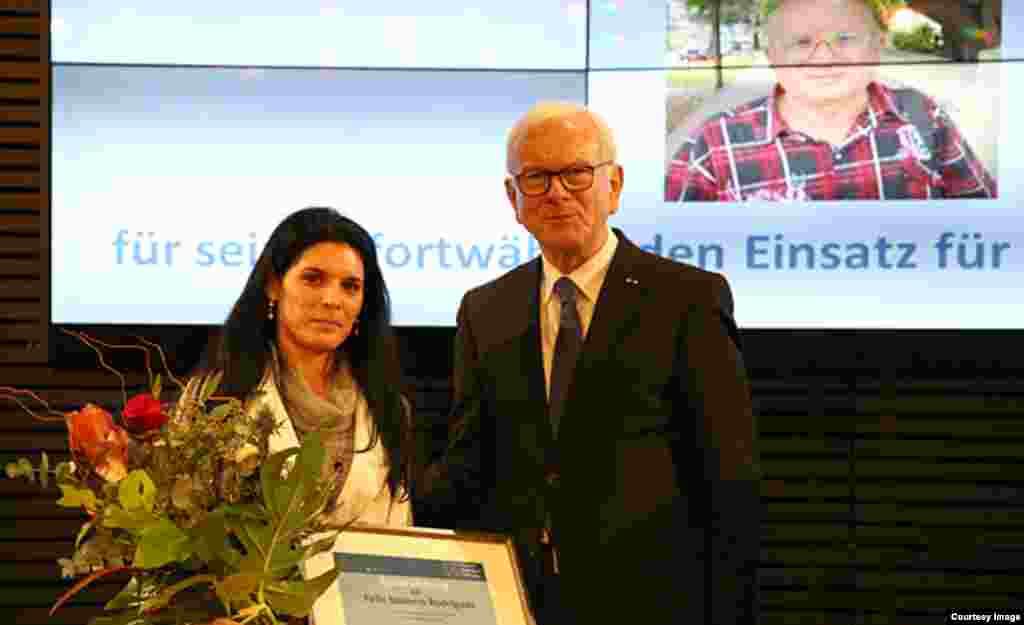Saylí Navarro, hija de Félix Navarro recibe el premio en Alemania.