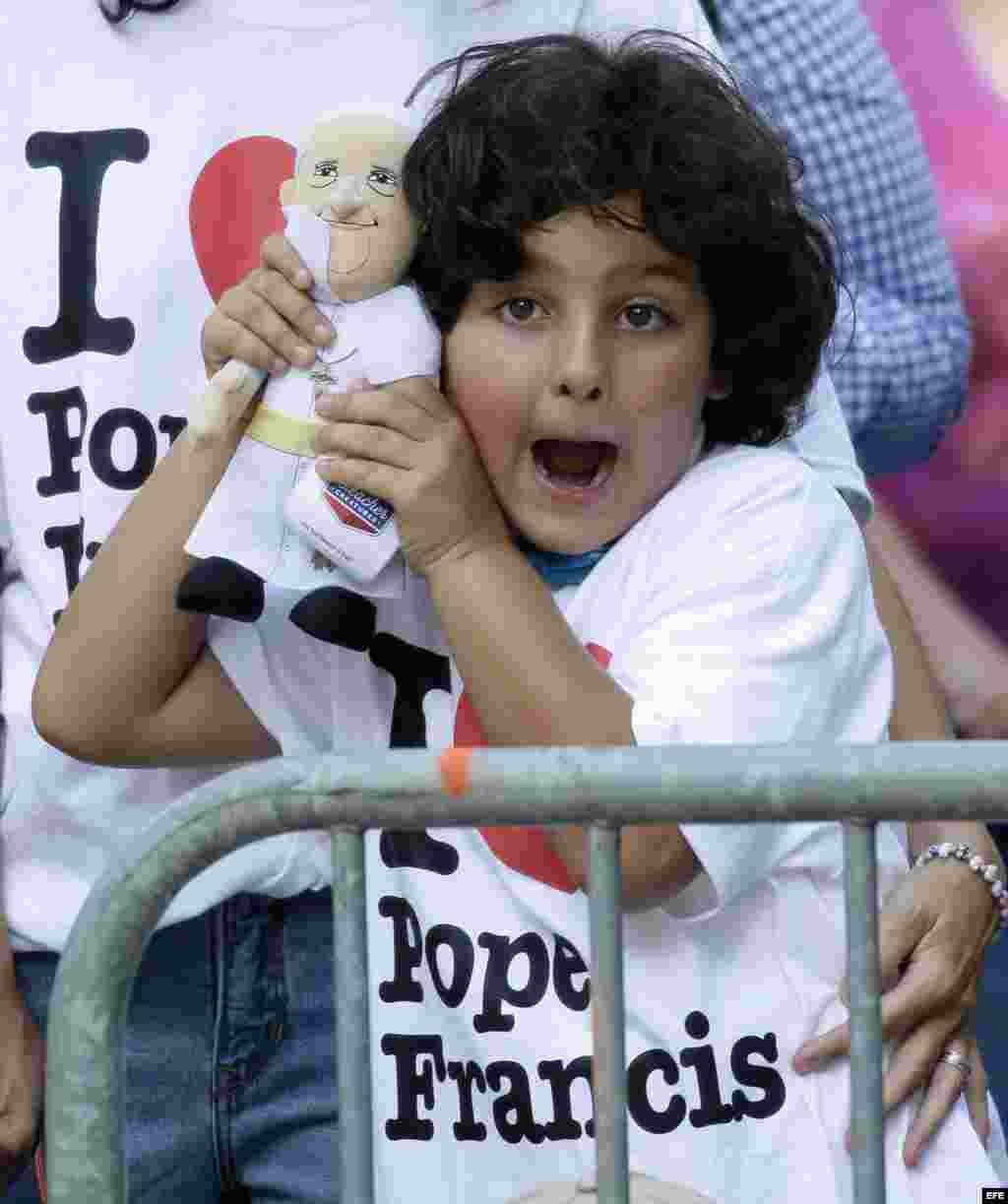 Una niña sostiene un muñeco con la imagen del papa Francisco, en el Parque Central de Nueva York. EFE