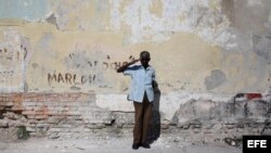 Un anciano realiza un saludo militar en una calle de La Habana (Cuba).