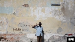 Un anciano realiza un saludo militar en una calle de La Habana (Cuba). EFE/Alejandro Ernesto
