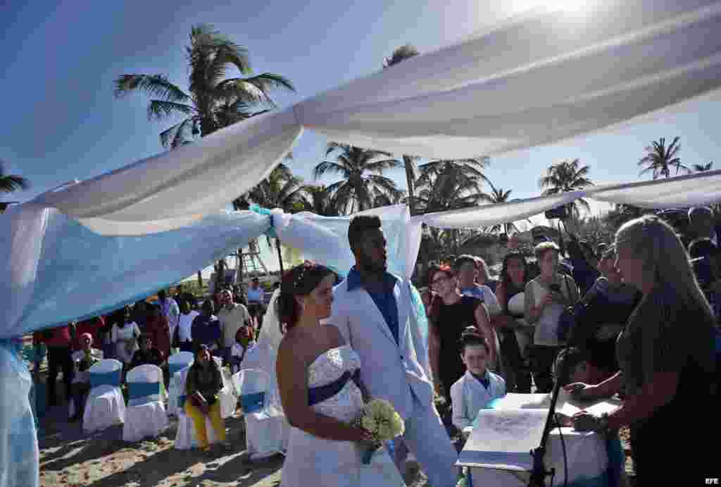 Fotografía del 11 de febrero de 2017, durante un matrimonio en la playa de Tarará, organizado por la compañía privada "Miss Mónica", en La Habana (Cuba). Organizar un boda "vintage" en la exótica Habana Vieja o ajustar la complicada logística de una cerem