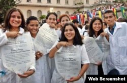 Cuba procura acelerar la graduación de médicos.