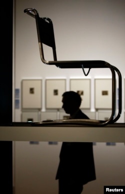 La silla Stuhl B 33 de Marcel Breuer, en una exhibición de Bauhaus.