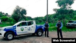 La policía hondureña detuvo a los cubanos que viajaban rumbo a EEUU a través de las fronteras de Centroamérica. (Captura de pantalla/La Tribuna)