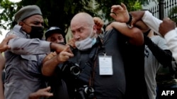 El fotógrafo de AP, el español Ramón Espinosa, es atacado por la policía mientras cubría una manifestación contra el gobernante cubano Miguel Díaz-Canel en La Habana, el 11J.