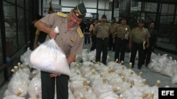 La Policía Antidrogas de Perú presentó en el puerto del Callao (Perú), un cargamento de aproximadamente dos toneladas de cocaína camuflada en 64 toneladas del mineral bentonita. 