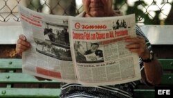 Un hombre lee el diario oficial Granma.
