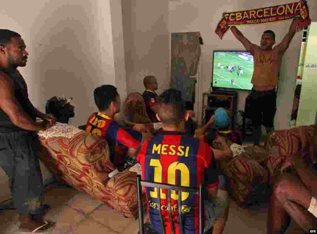 Seguidores del Club Barcelona reunidos para mirar el partido frente al Real Madrid.