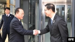 El delegado jefe de Corea del Norte Jon Jong-su (i) saluda al delegado jefe de Corea del Sur y viceministro de unificación Chun Hae-sung (d).