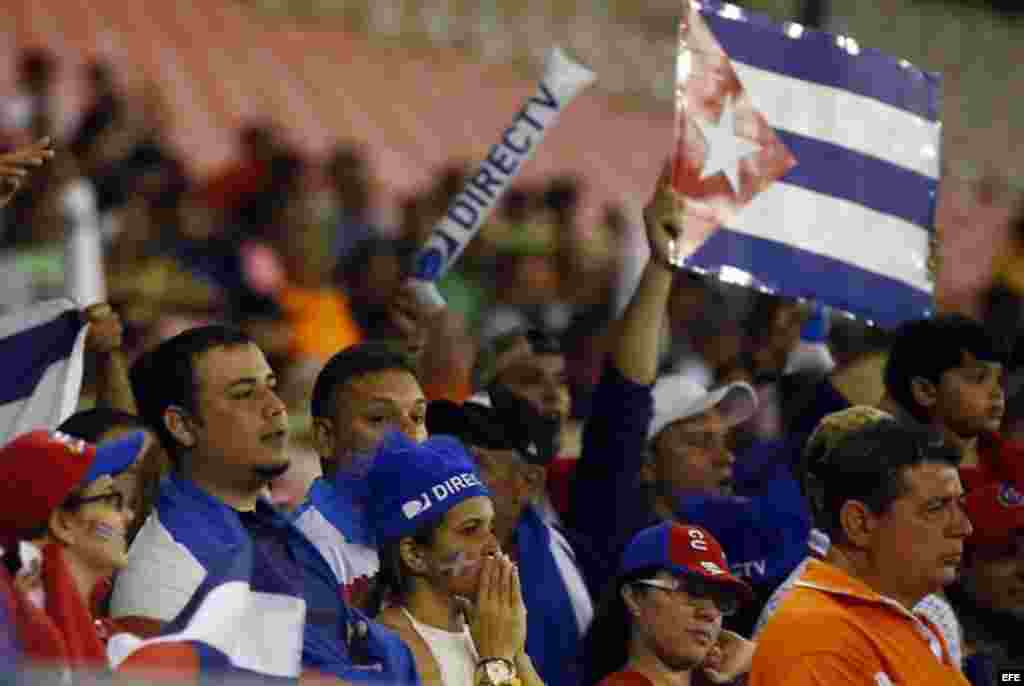Aficionados de Cuba durante la final de la Serie del Caribe 2015, en la que Cuba ganó el campeonato tras vencer a México 3x2, el 8 de febrero.