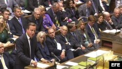 PAN51. LONDRES (R.UNIDO), 29/08/2013.- El primer ministro británico, David Cameron (i), interviene durante un debate sobre Siria en la Cámara de los Comunes, Londres, Reino Unido, ayer 29 de agosto de 2013. Los parlamentarios votaron por estrecho margen (285-272) contra una acción militar briitánica.