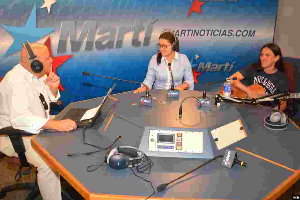 Larramendi charla ánimadamente con los conductores del programa 1800 Online, Lizandra Díaz Blanco y Juan Juan Almeida.