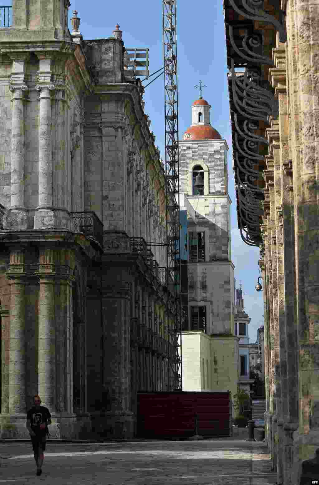 Fotografía de una calle de la ciudad vieja hoy, sábado 15 de noviembre de 2014, en La Habana (Cuba). La capital de la Isla cumple 495 años de fundada este domingo, 16 de noviembre.