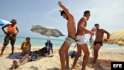 Un grupo de personas gais en la playa Mi Cayito, en La Habana.