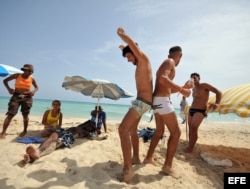 Un grupo de personas gays en la playa Mi Cayito, en La Habana (Cuba).