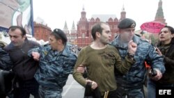 Policías antidisturbios detienen a participantes en una manifestación de homosexuales en Moscú. Fotografía de archivo.