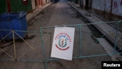 Una calle de Centro Habana con un cartel de Zona Restringida. REUTERS/Alexandre Meneghini