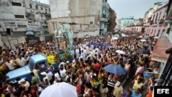 Foto de archivo. Decenas de personas participan en la procesión de la virgen de la Caridad del Cobre, patrona de Cuba, en La Habana