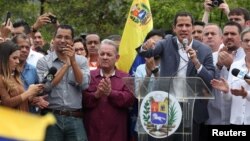 El líder opositor y presidente interino de Venezuela, Juan Guaidó, se dirige a al pueblo en el este de Caracas, sábado 11 de mayo de 2019. (REUTERS).