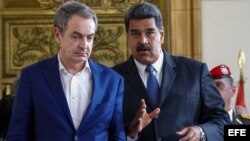 El expresidente del Gobierno español José Luis Rodríguez Zapatero (i) se reúne con el presidente venezolano, Nicolás Maduro (d), viernes, 18 de mayo de 2018.