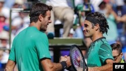 Del Potro (i) estrecha la mano de Federer.