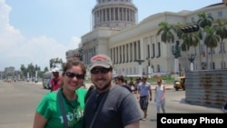 Wichy y Helvetiella frente al Capitolio de La Habana