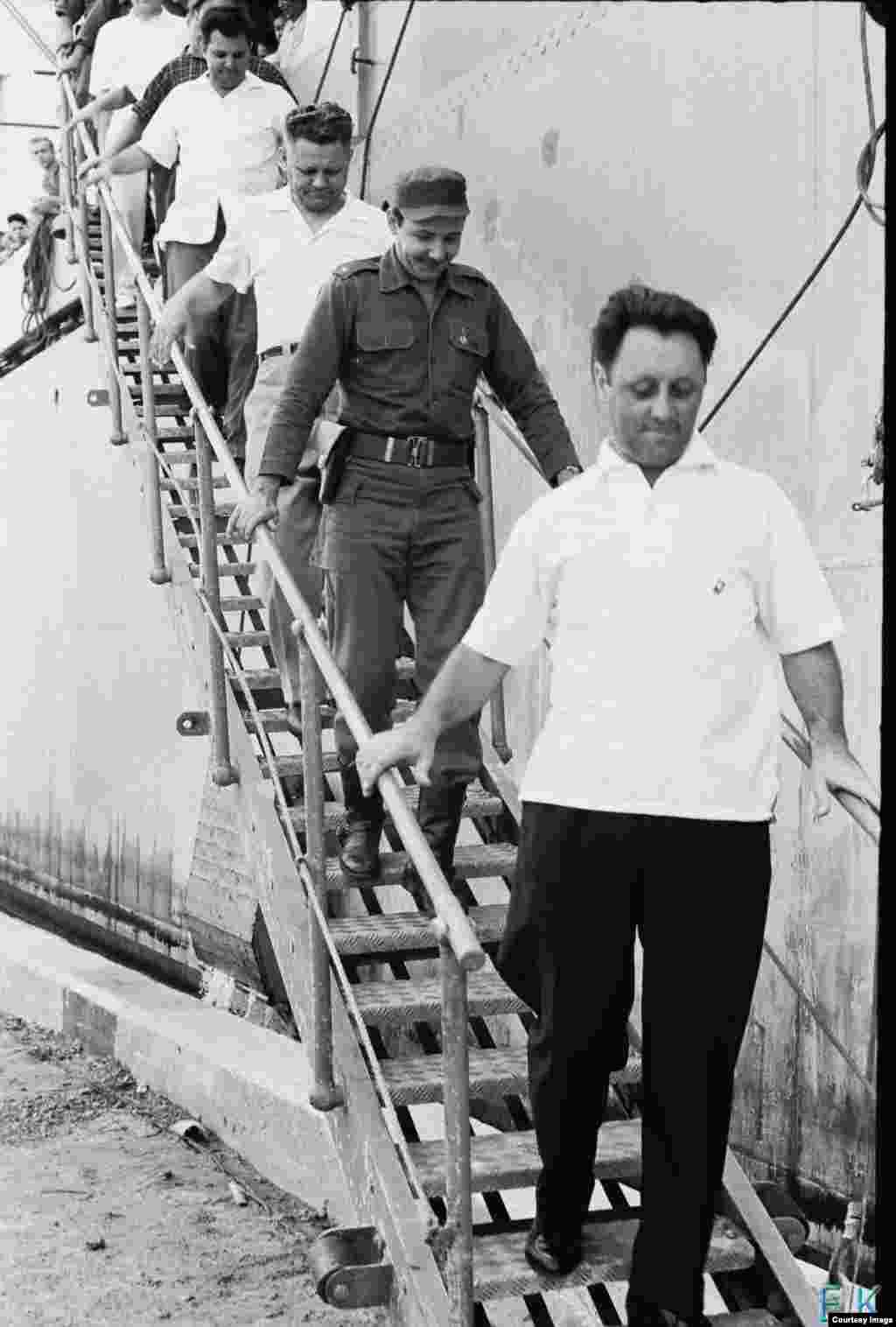 Descendiendo Raúl Castro del buque soviético Lgove.