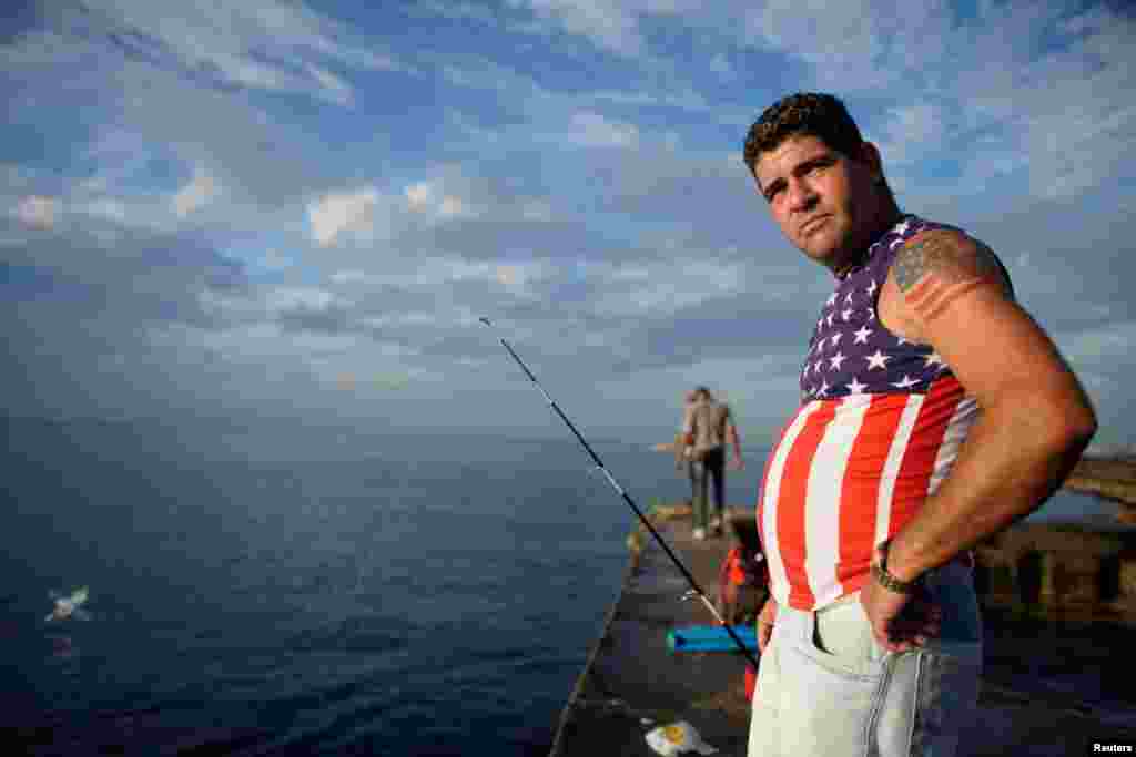 Pescador en el Malec&#243;n de La Habana. REUTERS/Alexandre Meneghini