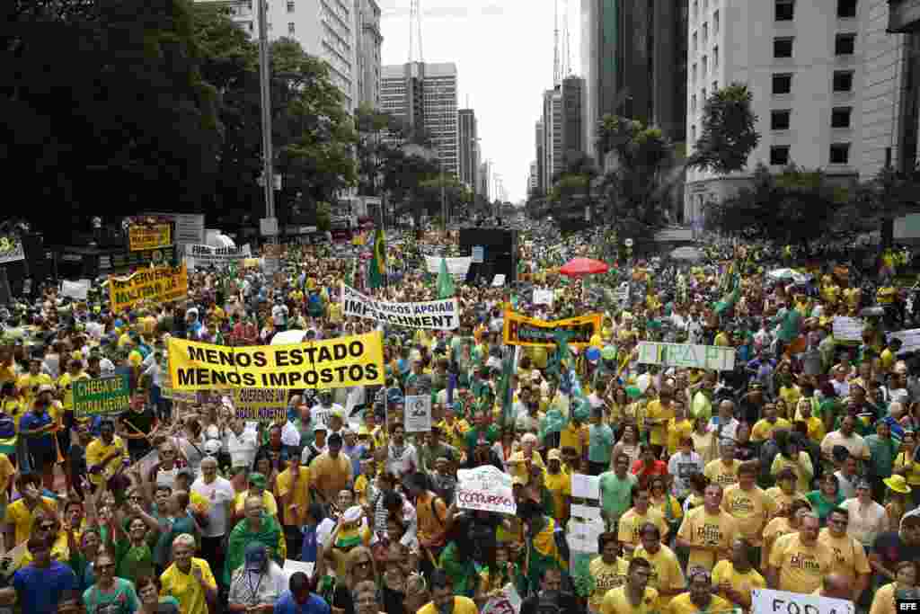 Cientos de miles personas participan en una manifestación contra la presidenta brasileña Dilma Rousseff en Sao Paulo (Brasil).