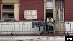 Una mujer anuncia la venta de su vivienda en La Habana.