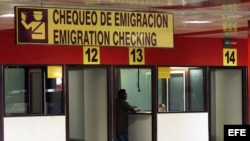 Un hombre chequea sus documentos antes de viajar, en el aeropuerto José Martí de La Habana.