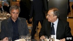 Fotografía de archivo fechada el pasado 17 de diciembre de 2012 que muestra al entrenador portugués del Real Madrid, José Mourinho (i) conversando con el presidente del equipo, Florentino Pérez (d) durante la tradicional comida de Navidad.