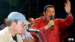 Los venezolanos probablemente no volverán a ver al mismo hombre fuerte que conocían cantando desde las tribunas. En la foto, con Silvio Rodríguez.
