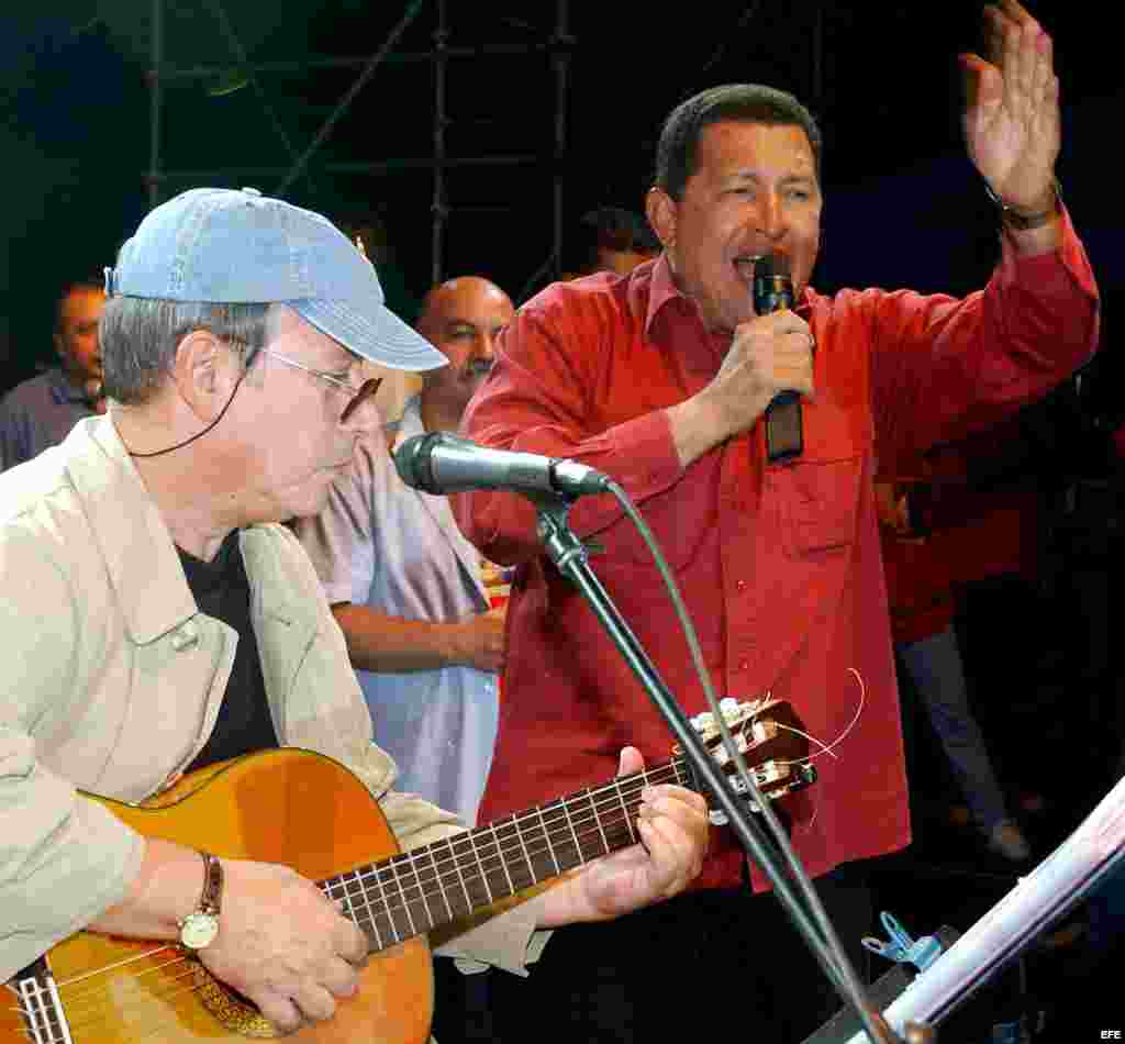 Los venezolanos probablemente no volverán a ver al mismo hombre fuerte que cantaba en las tribunas. En la foto, con Silvio Rodríguez.ocieron durante 14 años en Miraflores