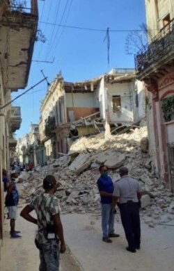 Otra imagen de los escombros del edificio de Habana, entre Luz y Acosta, en La Habana Vieja.