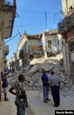 Otra imagen de los escombros del edificio de Habana, entre Luz y Acosta, en La Habana Vieja.
