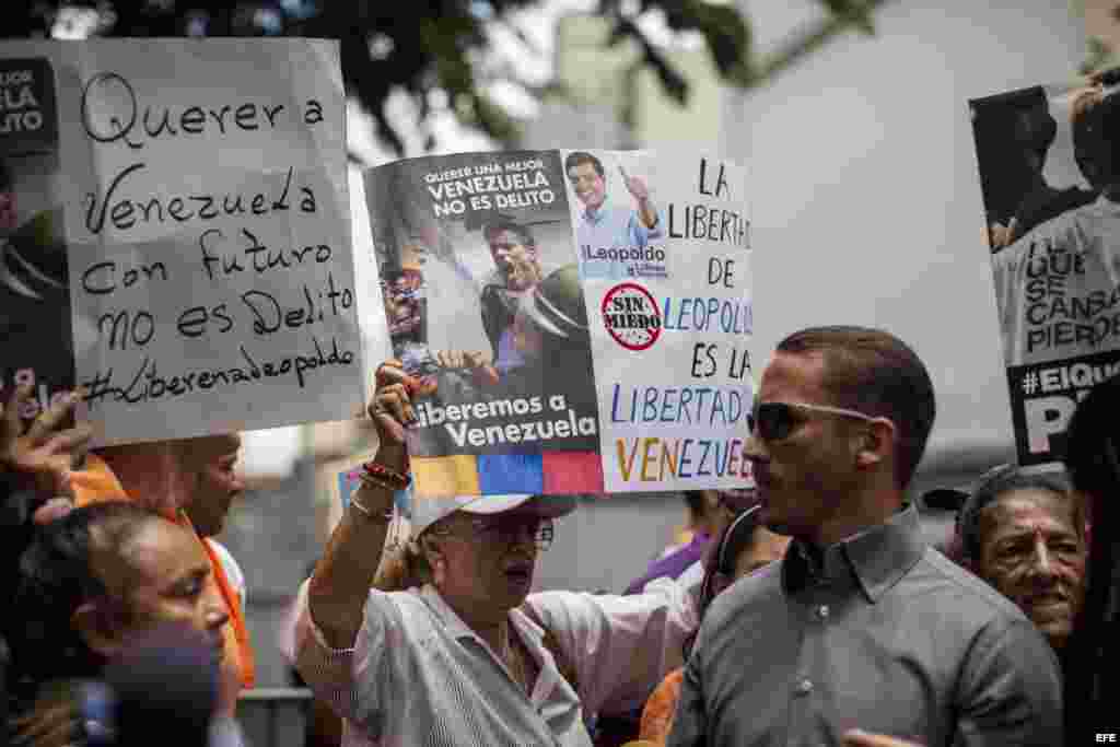 Un grupo de personas participa en una manifestación en apoyo al dirigente politico opositor Leopoldo López en las inmediaciones del Palacio de Justicia.
