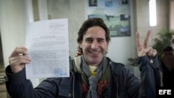 El activista de Greenpace Miguel Hernan Perez, con la confirmación del retiro de cargos en Rusia. 