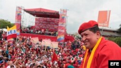 Fotografía cedida por el Palacio de Miraflores en la que se observa al presidente venezolano, Hugo Chávez, liderando la concentración del inicio de su campaña electoral en la ciudad de Maracay, Estado Aragua (Venezuela). 