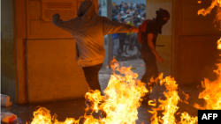Encapuchados incendian establecimiento durante manifestación en Colombia