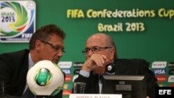 El presidente de la FIFA, Joseph Blatter (d), habla con el secretario general del organismo deportivo, Jerome Valcke (i), durante una rueda de prensa en el estadio Maracaná de Río de Janeiro.